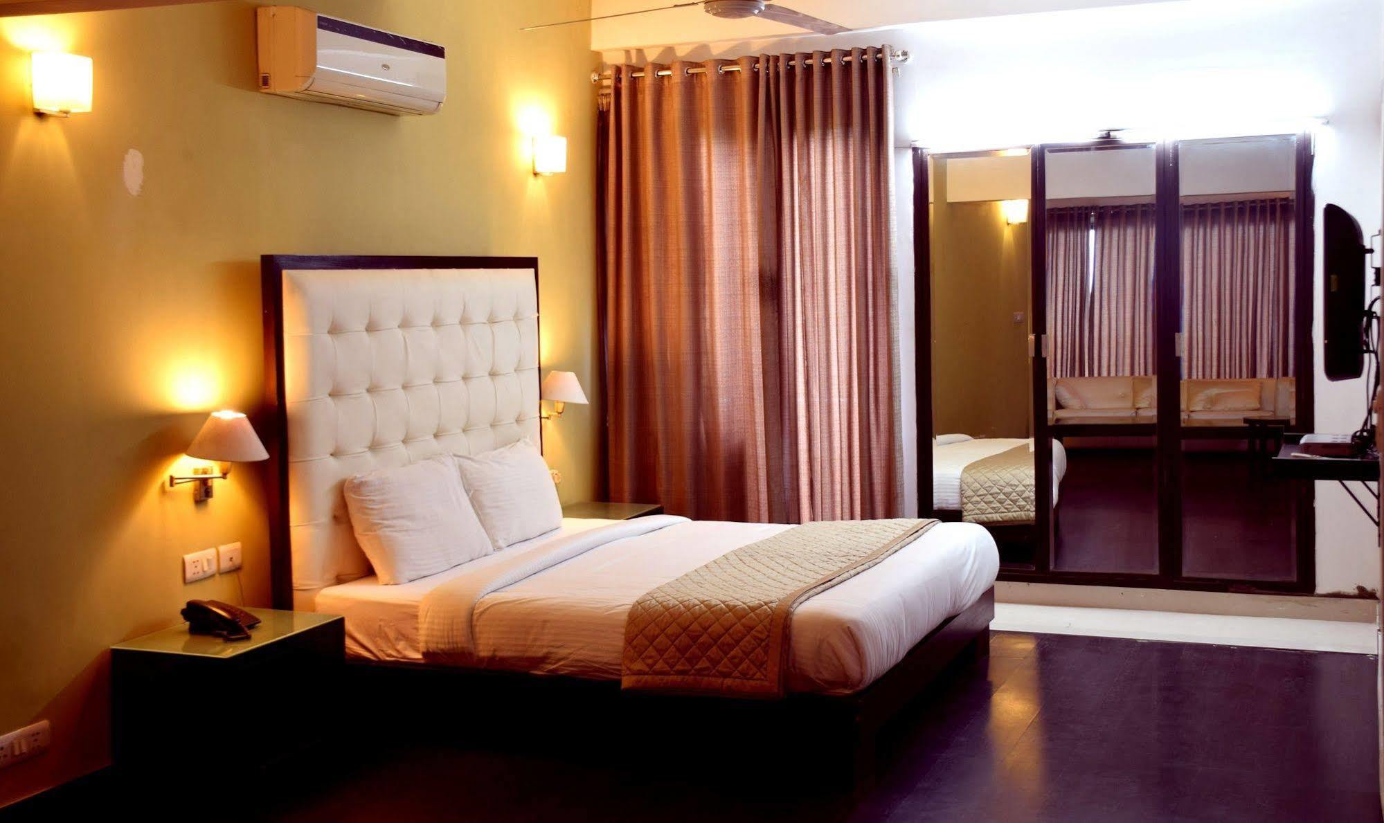 Fabhotel Anutham Saket New Delhi Exterior photo